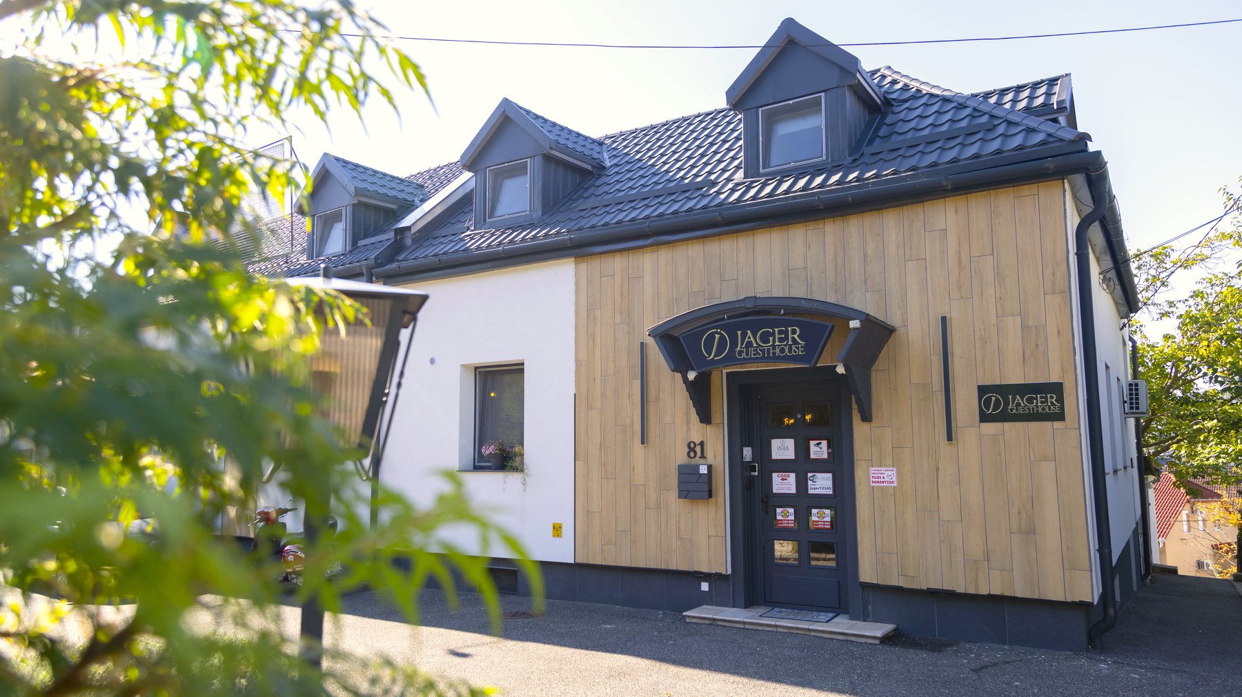 A Jager Guesthouse épülete Sopronban napsütésben